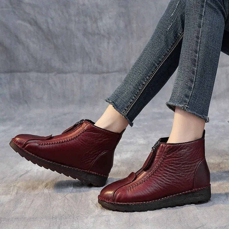 Non-slip ankle boots in synthetic leather: elegance and safety for everyday use